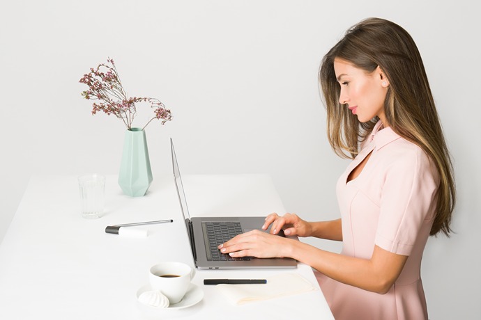 The Surprising Benefits Of A Sit/Stand Desk